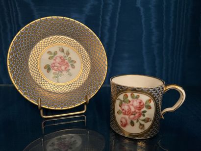 SÈVRES.
Petite tasse litron et sa sous-tasse...