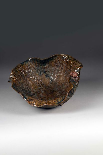Ito TOZAN II (1871-1937).
Coupe fleur modèle...