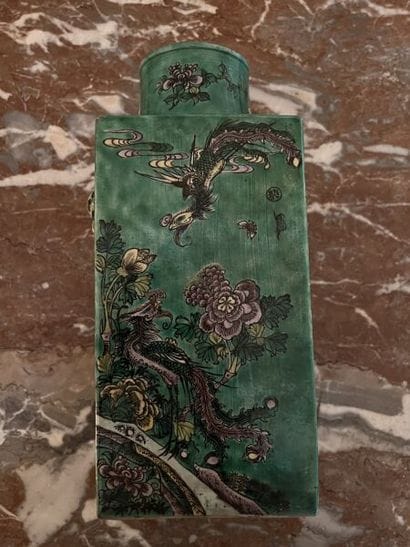 CHINA.
Cong vase in polychrome enameled cookie...