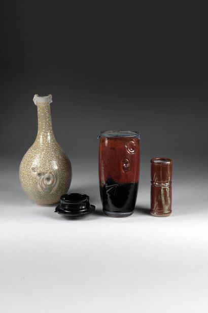 Charles HAIR (born 1955).
Porcelain bottle...