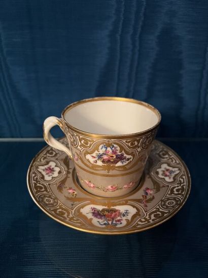SÈVRES.
Gobelet enfoncé et sa soucoupe en...