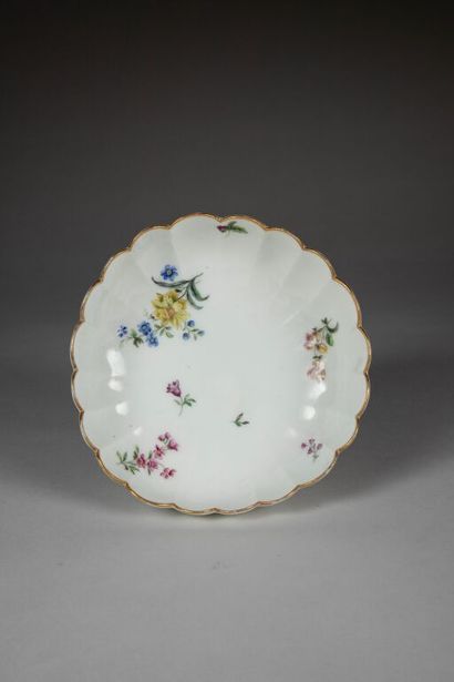 VINCENNES.
Hollow porcelain scalloped bowl...