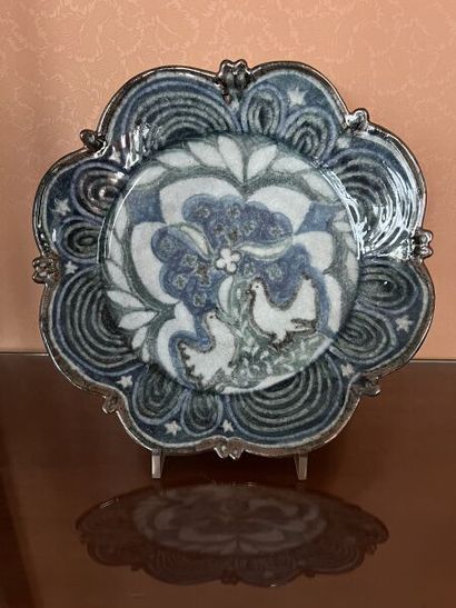 Catherine SALMON (XXe siècle). 
Plat en faïence...