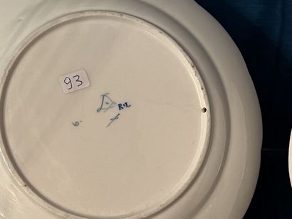 SÈVRES.
Suite de quatre assiettes à bords...