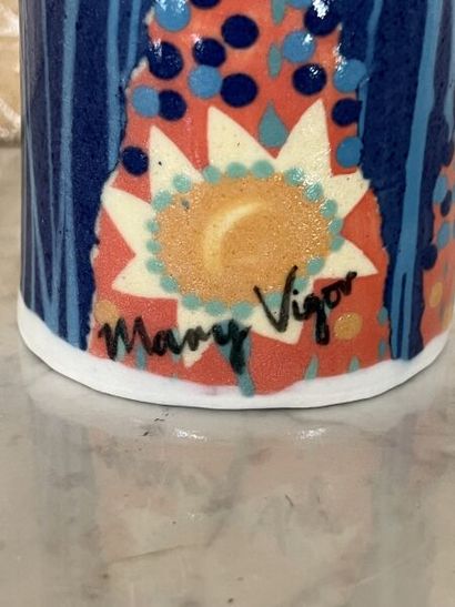 Mary VIGOR (née en 1947). 
Vase cylindrique...