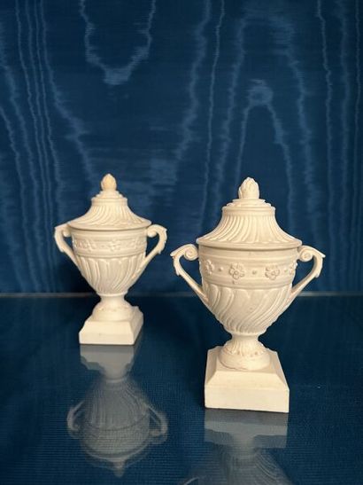 MENNECY.
Pair of small covered godronné urns...