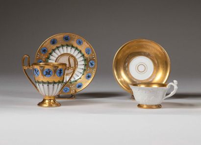 PARIS.
Porcelain goblet with handles and...