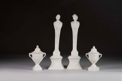 MENNECY.
Two soft porcelain cookie table...