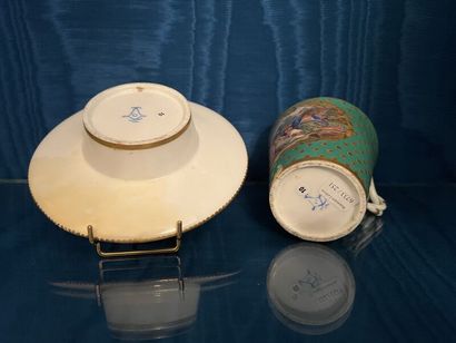 SÈVRES.
Gobelet enfoncé et sa soucoupe en...