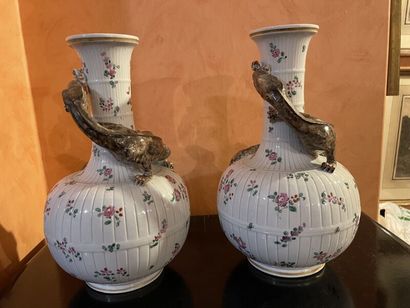 PARIS (Samson). 
Pair of porcelain vase-bottles...