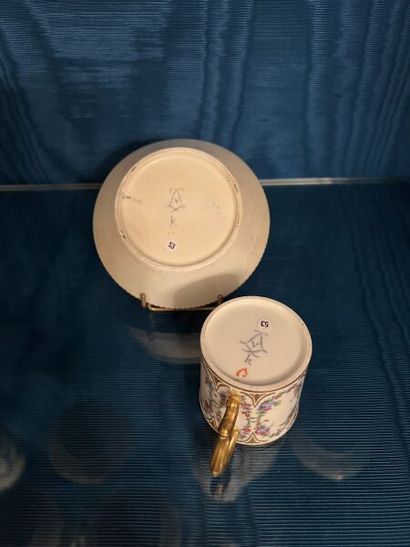 SÈVRES.
Tasse litron et sa sous-tasse en...