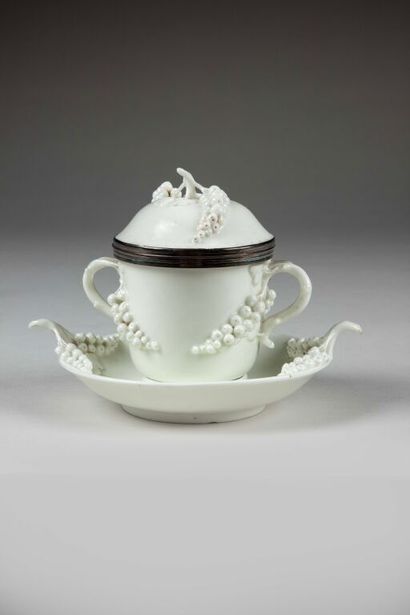 SAINT-CLOUD.
White enameled soft-paste porcelain...