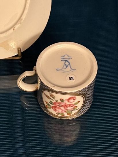 SÈVRES.
Petite tasse litron et sa sous-tasse...