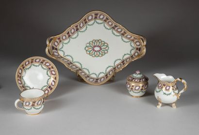 SÈVRES.
Service égoïste en porcelaine comprenant...