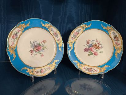 SÈVRES.
Paire d'assiettes à bords contournés...