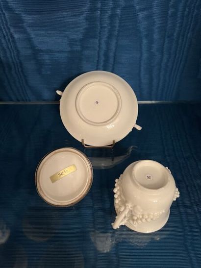 SAINT-CLOUD.
White enameled soft-paste porcelain...