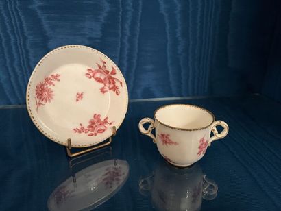 VINCENNES et SÈVRES.
Petite tasse à anses...