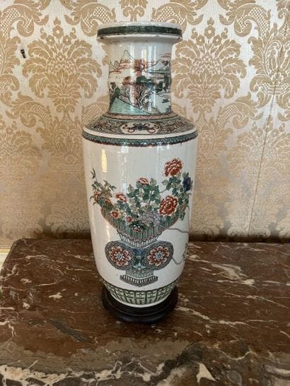 CHINA.
Porcelain baluster vase with polychrome...