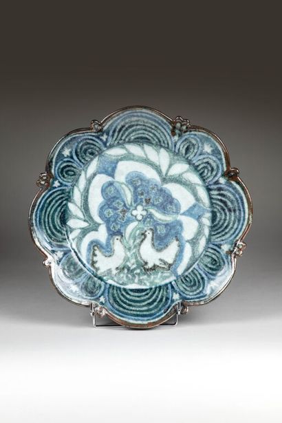 Catherine SALMON (XXe siècle). 
Plat en faïence...