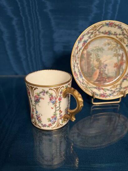 SÈVRES.
Tasse litron et sa sous-tasse en...