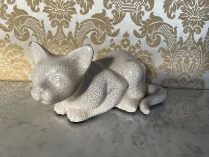 LA LOUVIÈRE. 
Chat couché en céramique craquelée...