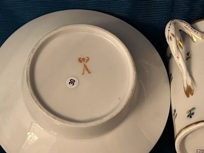PARIS (Manufacture de la Reine, rue de Thiroux).
Porcelain...