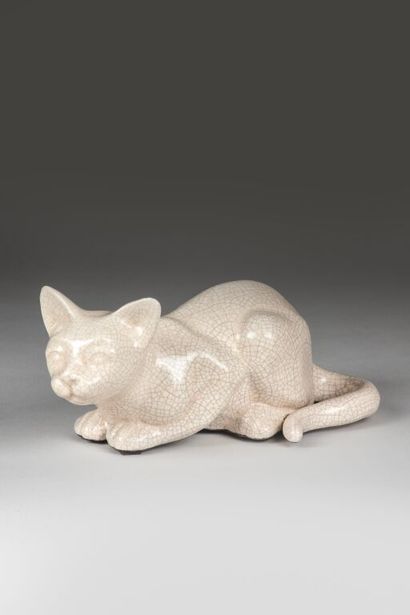 LA LOUVIÈRE. 
Chat couché en céramique craquelée...