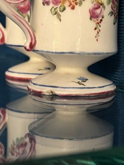 MENNECY.
Pair of small soft-paste porcelain...