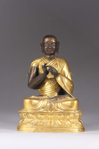 TIBET.
Statuette de moine en cuivre repoussé...