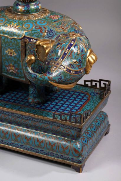 CHINE.
Paire d'importants et rares éléphants...