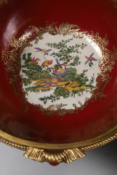 Important vase en porcelaine en camaïeu carmin...