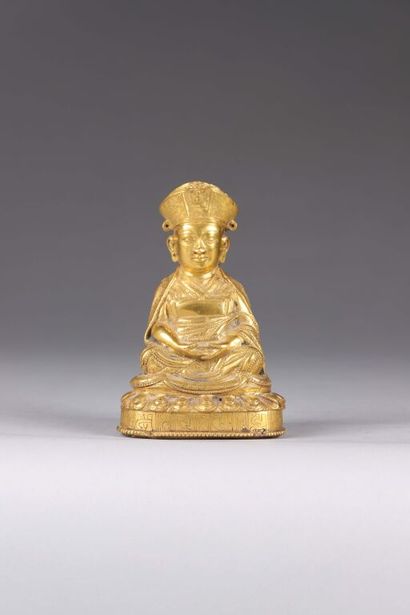 TIBET.
Statuette de Lama en bronze doré représenté...