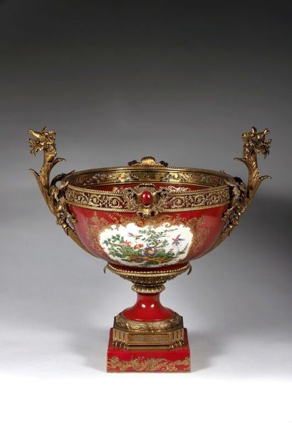Important vase en porcelaine en camaïeu carmin...