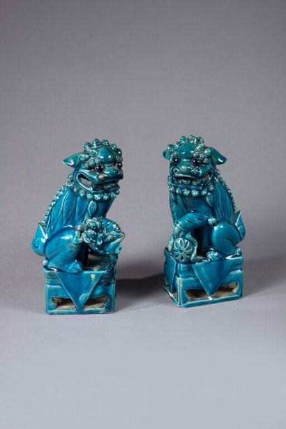 CHINE.
Paire de chiens de Fô en biscuit de...