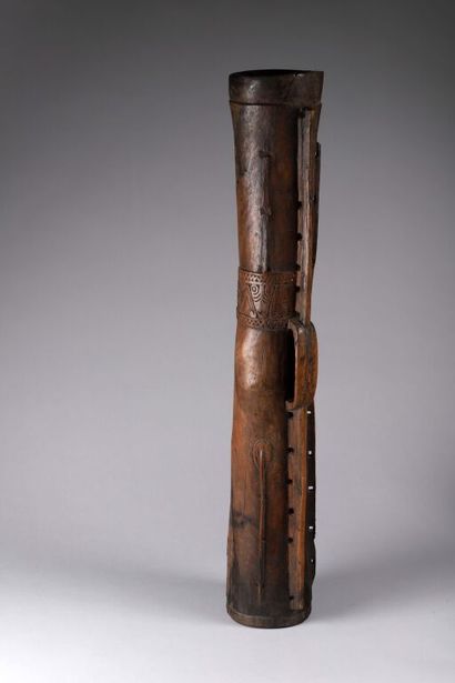 Tambour type « Kundu » en bois clair dur,...