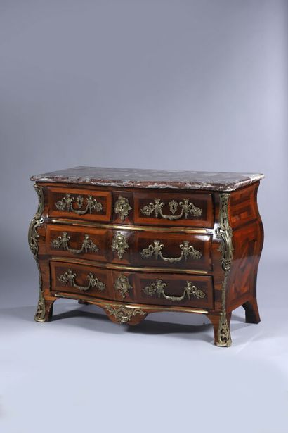 Commode galbée en placage de palissandre...