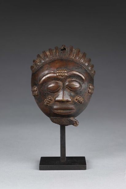 Pendentif représentant un masque à la barbiche...