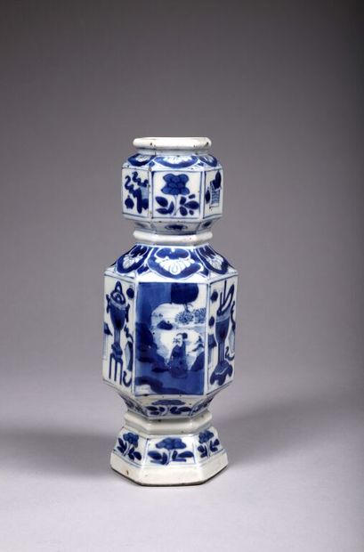 CHINE.
Vase hexagonal en porcelaine à décor...