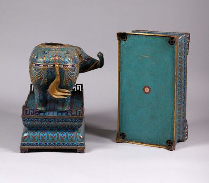 CHINE.
Paire d'importants et rares éléphants...