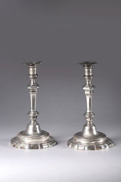Paire de flambeaux en argent (950/1000e)...