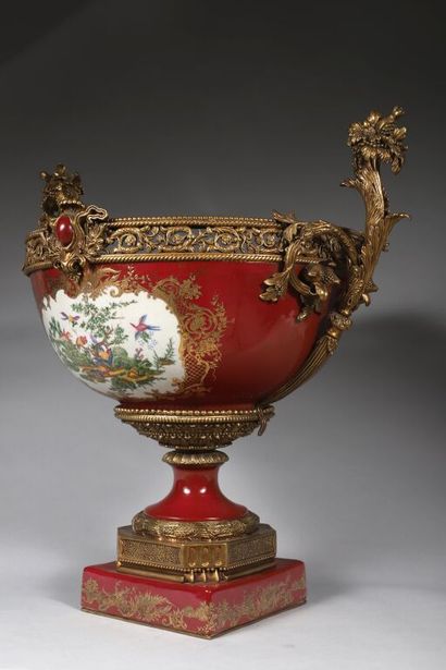 Important vase en porcelaine en camaïeu carmin...