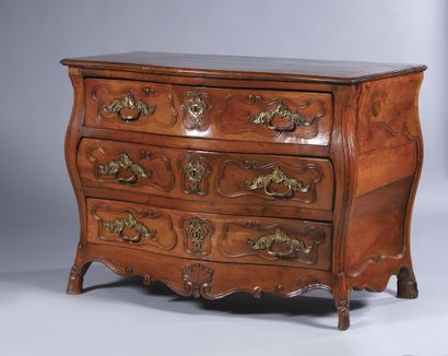 Commode galbée en noyer mouluré ouvrant par...