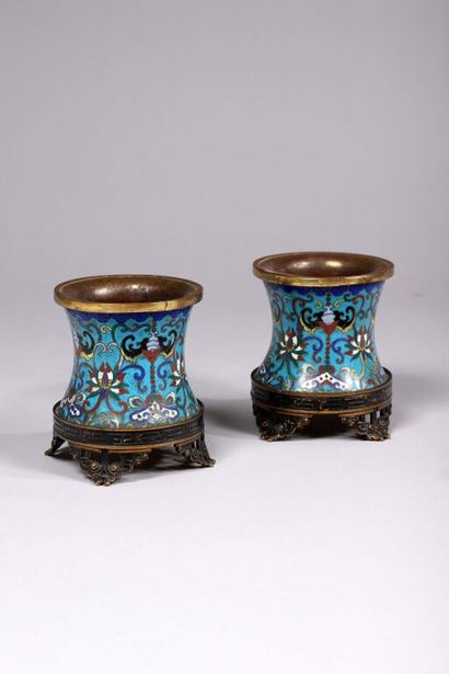 CHINE.
Paire de petits vases diabolo en métal...
