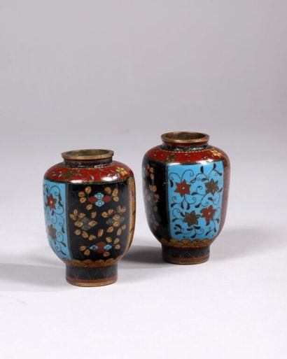 JAPON.
Paire de petites vases ovoïdes en...