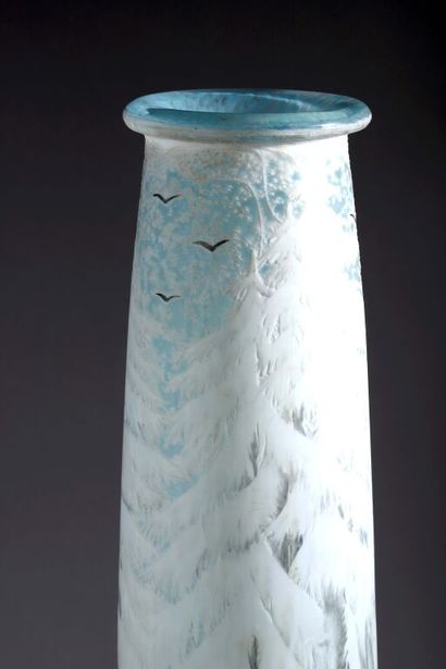 DAUM NANCY.
Important vase à corps effilé...
