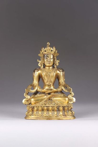 CHINE.
Statuette d'Amitayus en bronze doré...