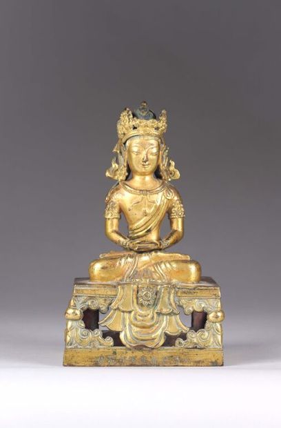 CHINE.
Statuette d'Amitayus en bronze doré...
