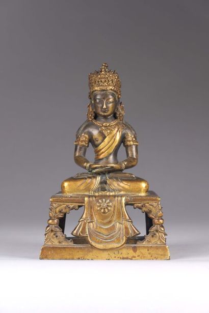 CHINE.
Statuette d'Amitayus en bronze doré...