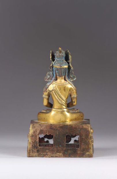 CHINE.
Statuette d'Amitayus en bronze doré...