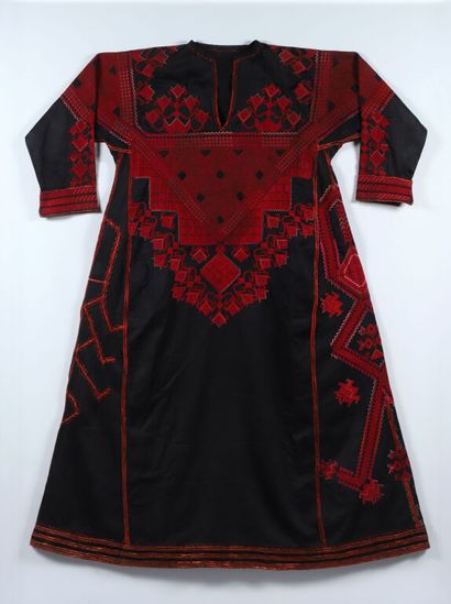 Robe brodée « Thobe » en coton noir finement...